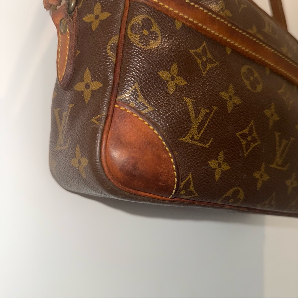 AUTHENTIC Louis Vuitton Trocadero 27 Crossbody Bag - Picture 4 of 16